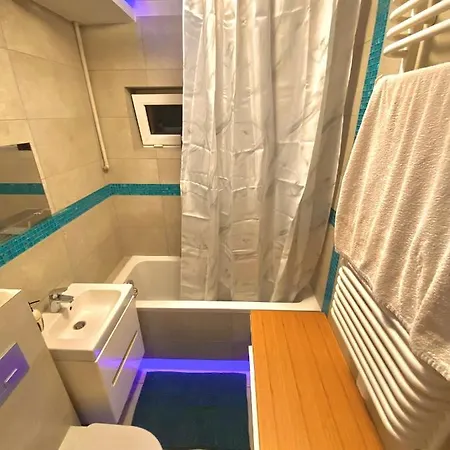 Entire In A Super Location - Cheap Monthly Rate 克拉科夫